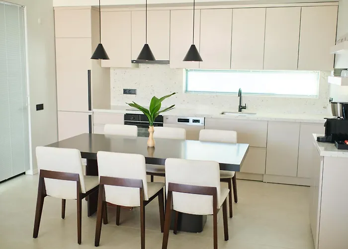 Ashta / Minimal Villa